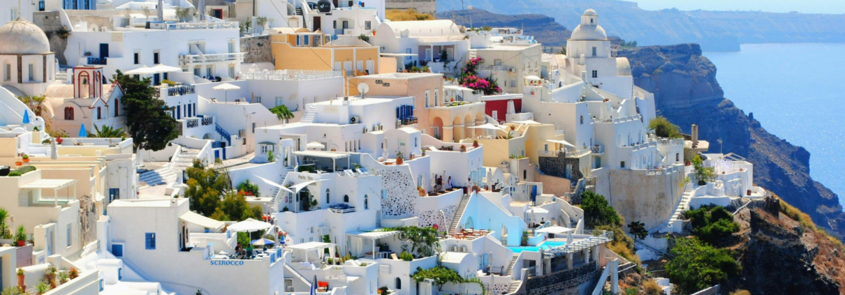 Häuser am Hang in Griechenland