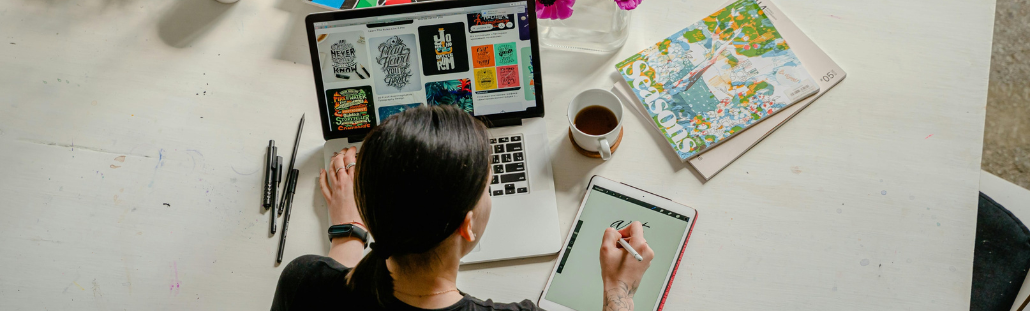 Frau arbeitet an großem Schreibtisch