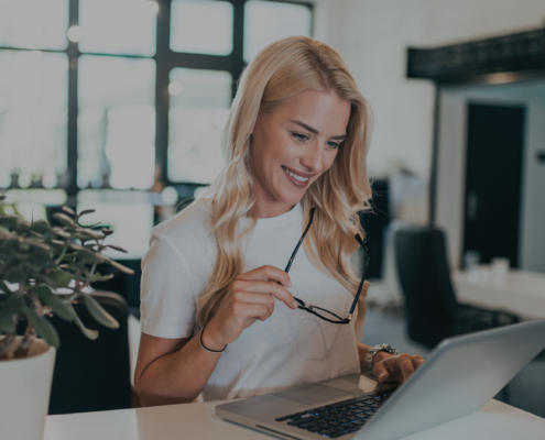 frau arbeitet am laptop