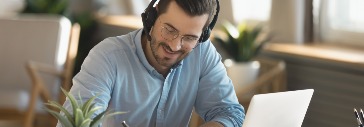 man macht notizen während dem telefonat