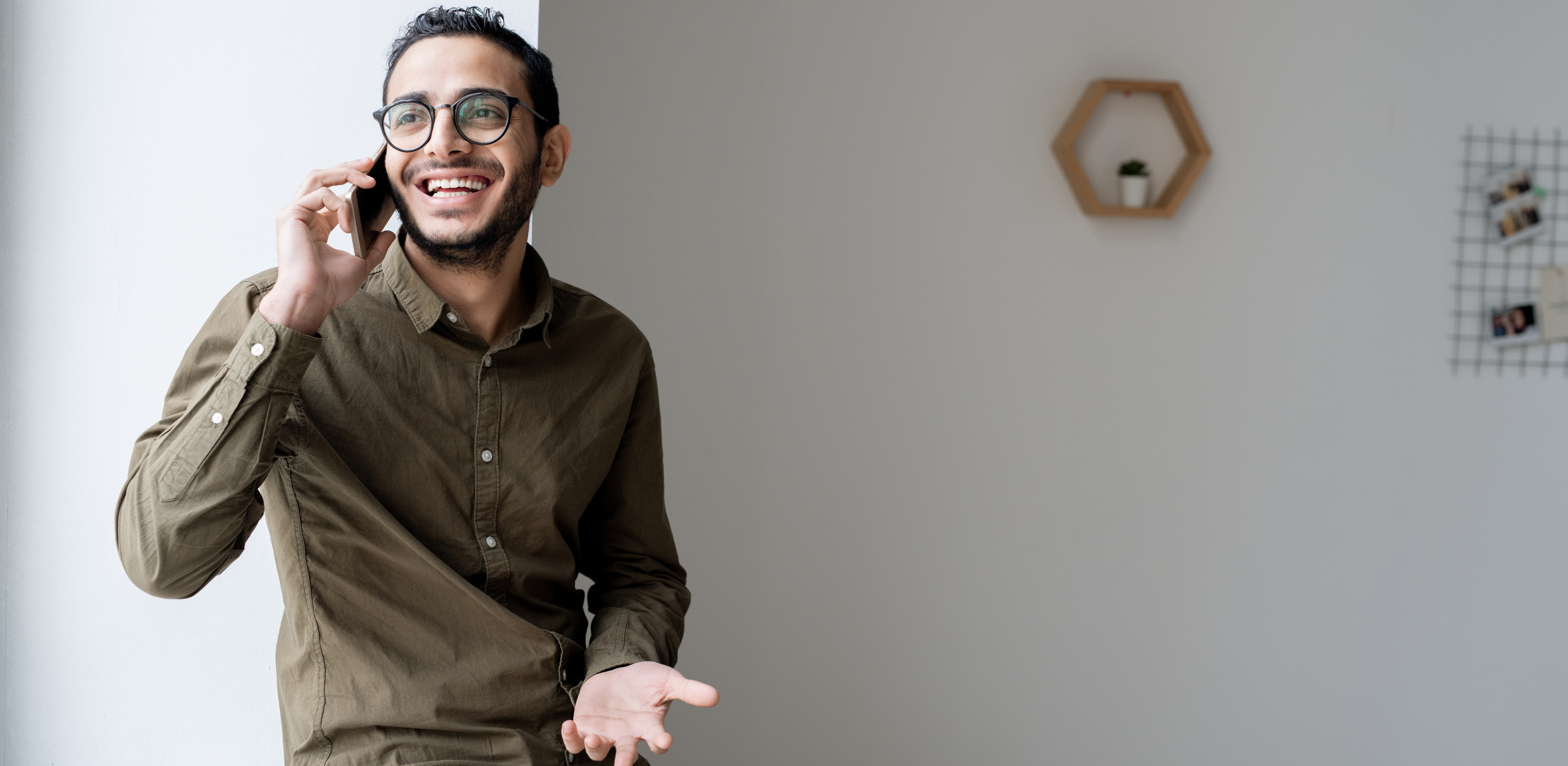 mitarbetier telefoniert von zuhause