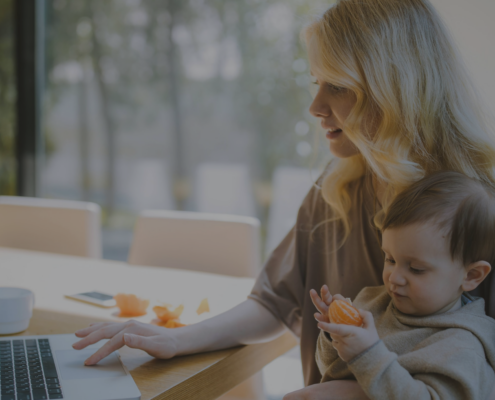 Frau mit Kind am Computer