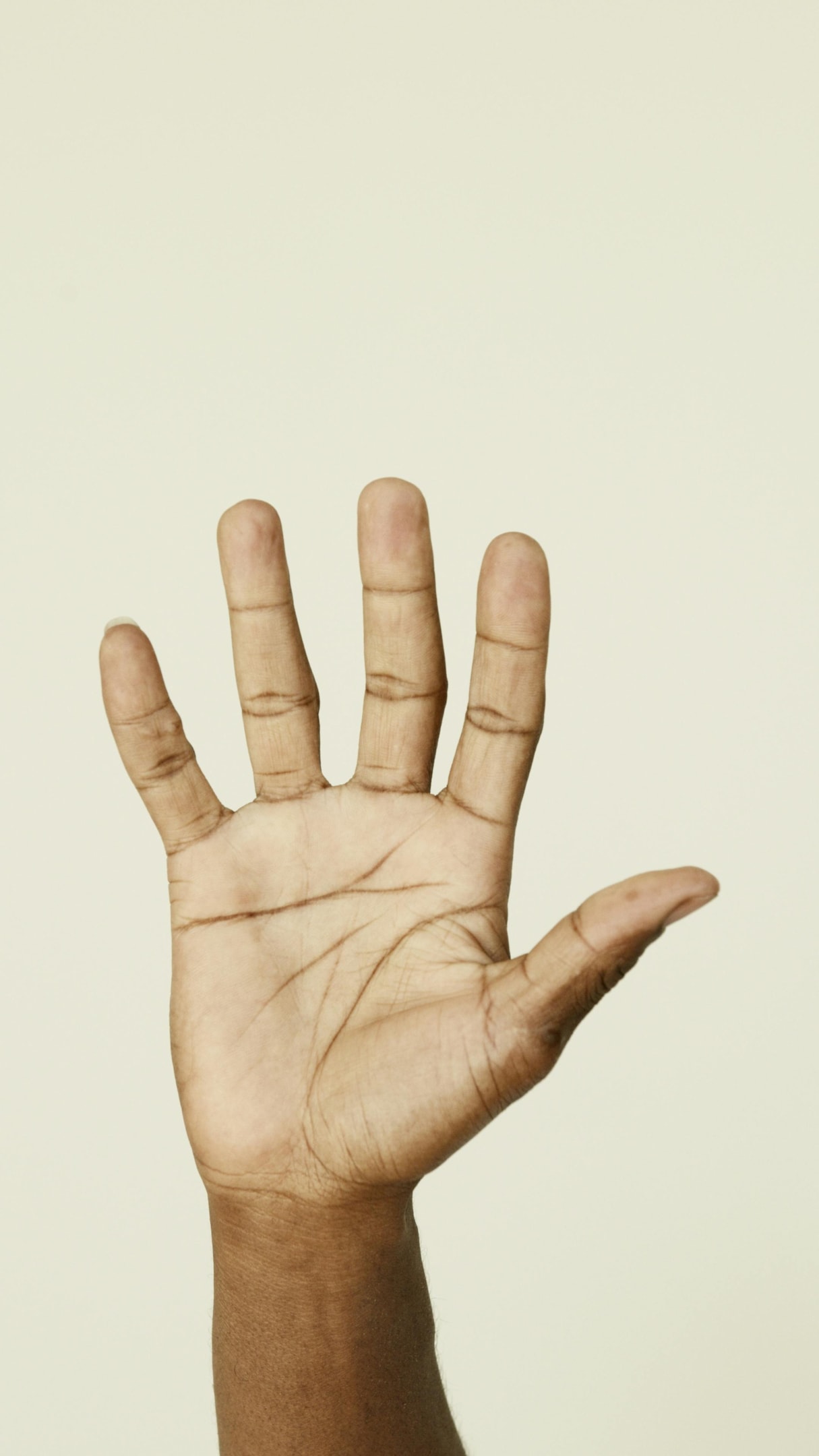 Hand zeigt 5 Finger