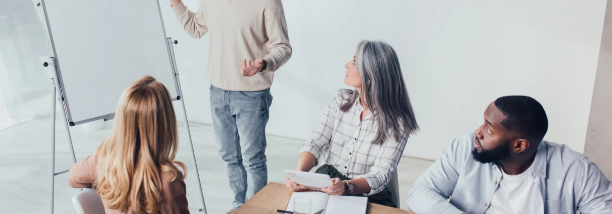 Eine Gruppe von fünf Personen sitzt am Konferenztisch