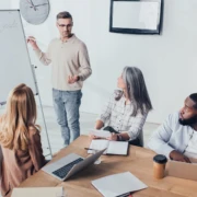 Eine Gruppe von fünf Personen sitzt am Konferenztisch