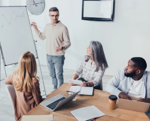 Eine Gruppe von fünf Personen sitzt am Konferenztisch