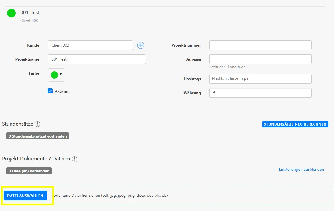 Eine Benutzeroberfläche zur Verwaltung von Projektinformationen zeigt Details zu einem Projekt namens "001_Test" für den Kunden "Client 003". Es gibt Eingabefelder für Projektnummer, Adresse, Hashtags und Währung sowie Optionen zur Einstellung der Projektfarbe und einem Button zum Hochladen von Dateien.