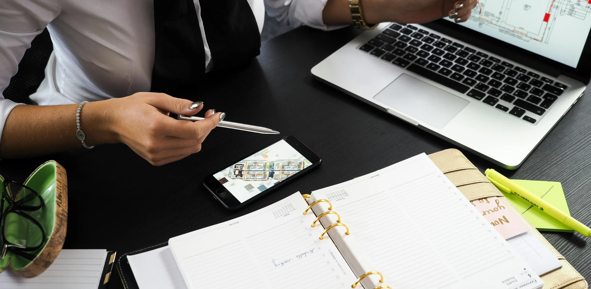 Frau arbeitet mit Laptop und Ordner