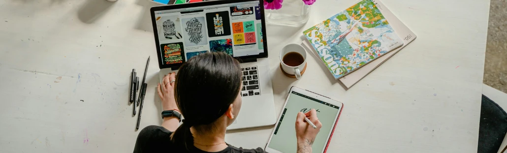 Frau arbeitet an großem Schreibtisch