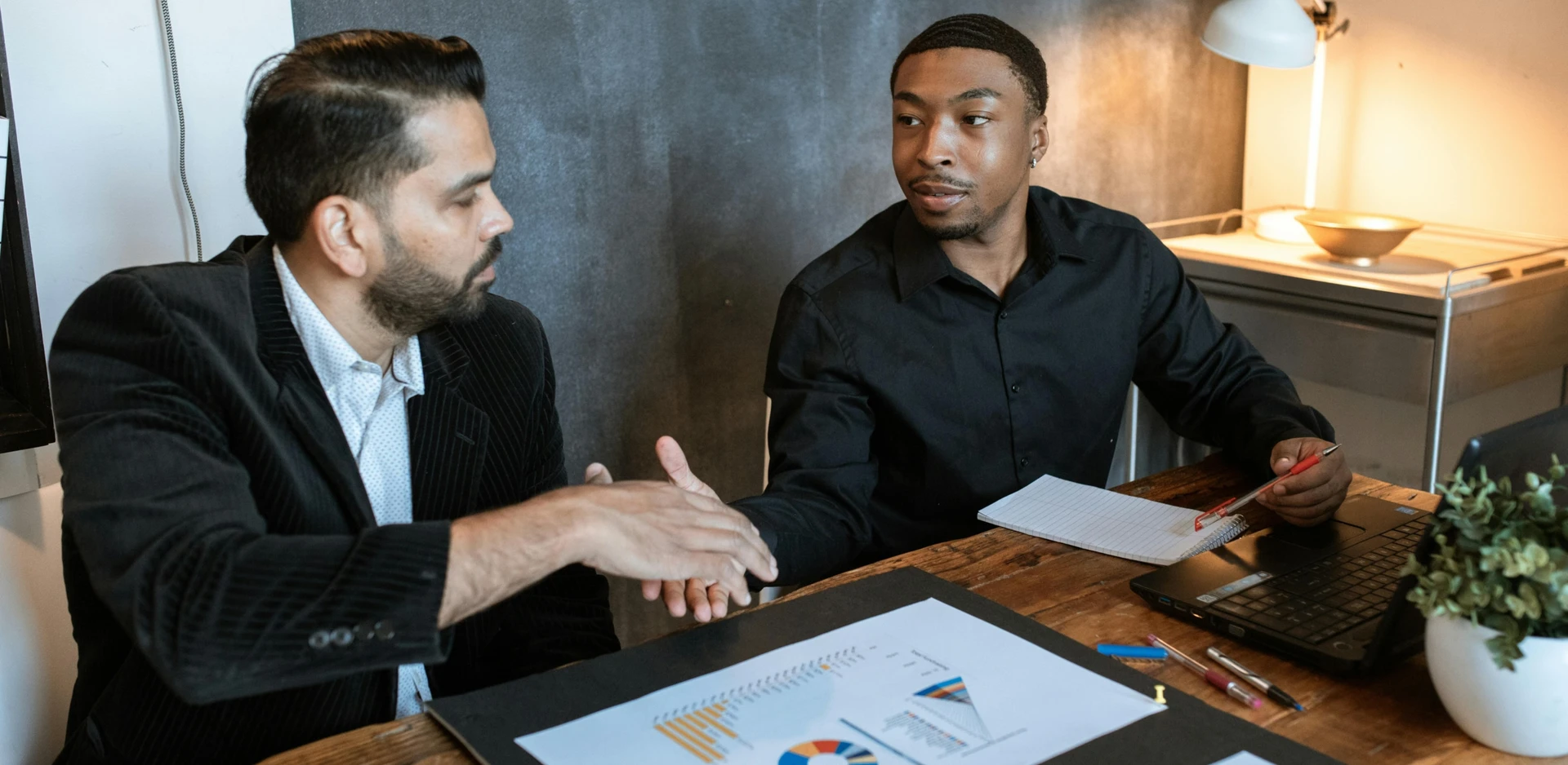 Zwei Geschäftspartner geben sich die Hand