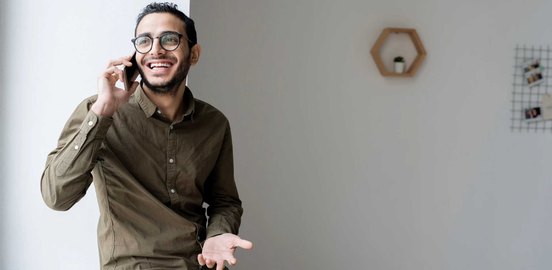 mitarbetier telefoniert von zuhause