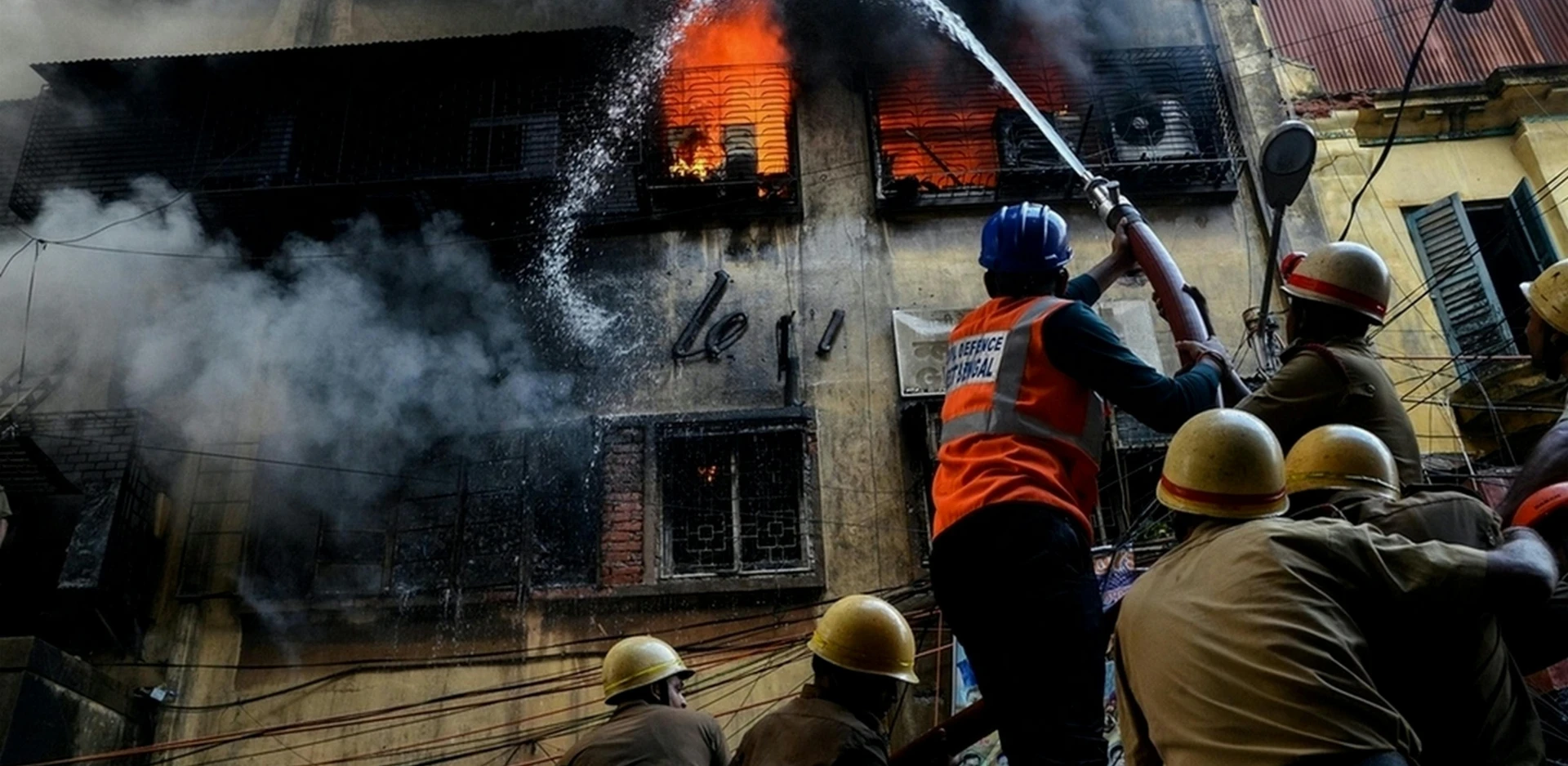 Feuerwehrmänner löschen ein brennendes Gebäude