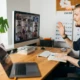Ein Mann sitzt an einem Schreibtisch und nimmt an einer Videokonferenz auf einem Computerbildschirm teil.