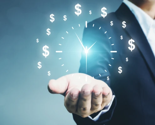 Ein Anzugträger hält eine geöffnete Hand unter eine Uhr aus leuchtenden Linien, umgeben von Dollarzeichen.