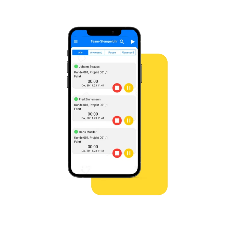 Ein Bild zeigt ein Smartphone mit der TimeTrack-App geöffnet, die die 'Team-Stempeluhr' Funktion anzeigt. Auf dem Bildschirm sind mehrere Einträge für verschiedene Mitarbeiter, darunter Johann Strauss, Fred Zinnemann und Hans Mueller, zu sehen. Jeder Eintrag zeigt den Namen des Mitarbeiters, den Kunden, das Projekt, die Aufgabe und die gestoppte Zeit. Es gibt Schaltflächen zum Starten, Pausieren und Stoppen der Zeitmessung. Der Hintergrund des Bildes ist gelb, was die App hervorhebt.