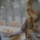 Frau mit Kind am Computer